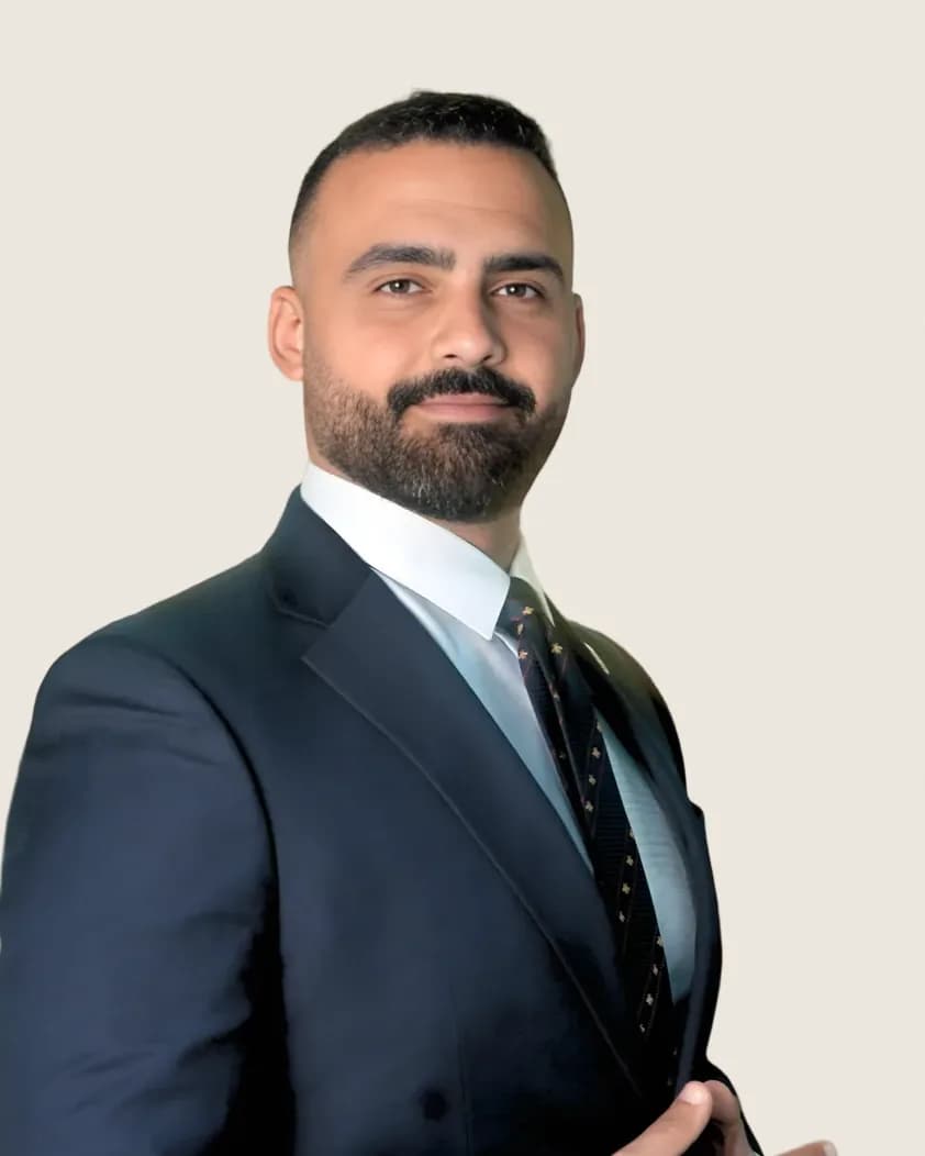 Retrato de Omar Hegab, fundador y CEO de Guardians Lux